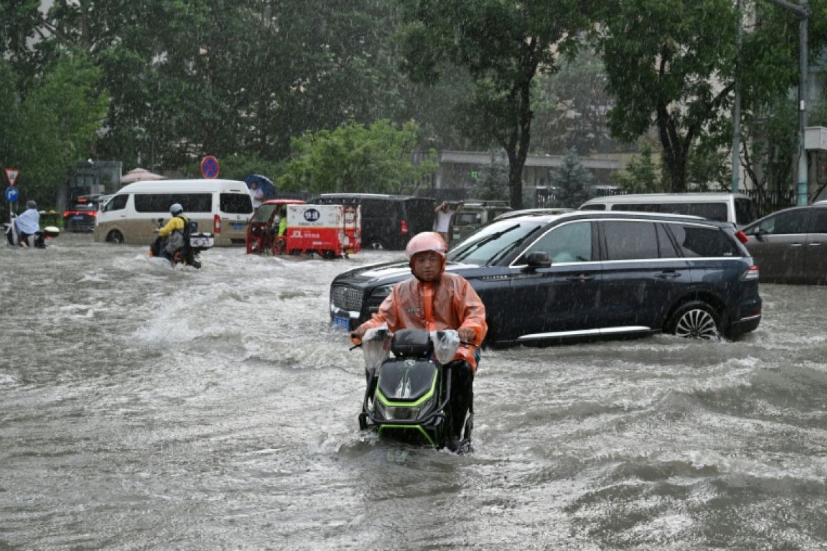 15 morts et des dizaines de milliers d'évacués les pluies diluviennes frappent la Chine