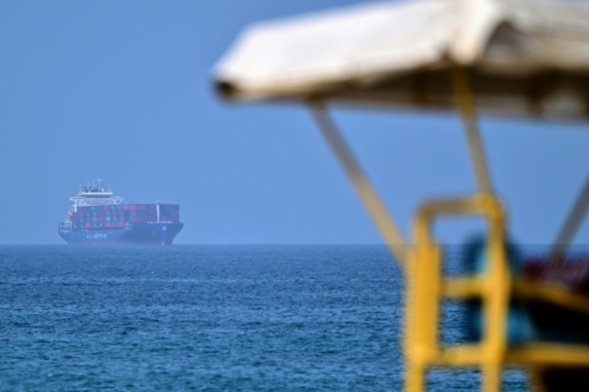 L'Iran ferme le détroit d'Ormuz, Washington lance des frappes en représailles
