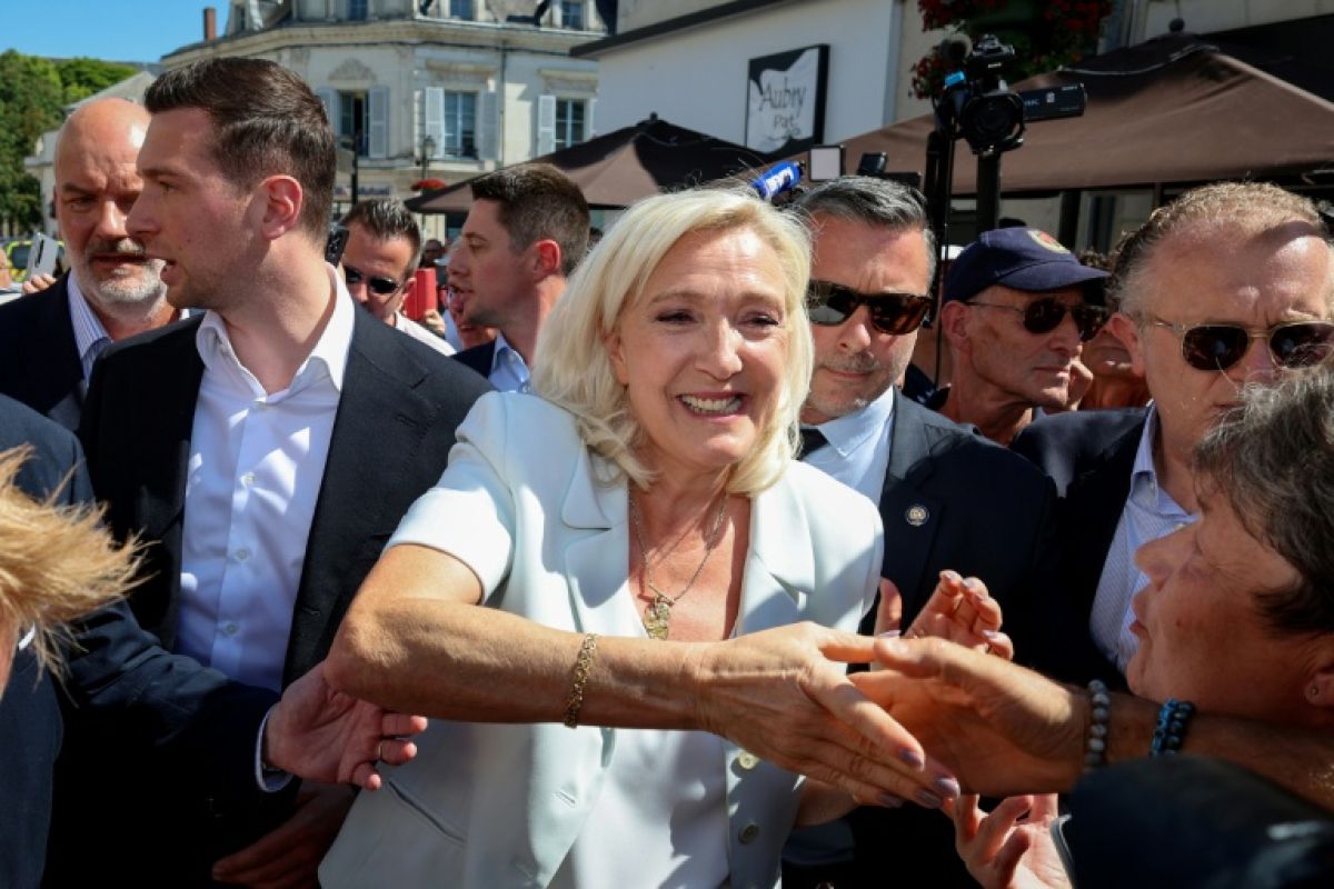 Casseroles et selfies bâclés : le premier pas de campagne de Le Pen et Bardella vire au fiasco
