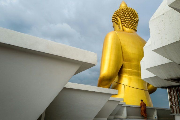 Un enfant de 11 ans provoque la mort de dix moines dans un accident en Thaïlande