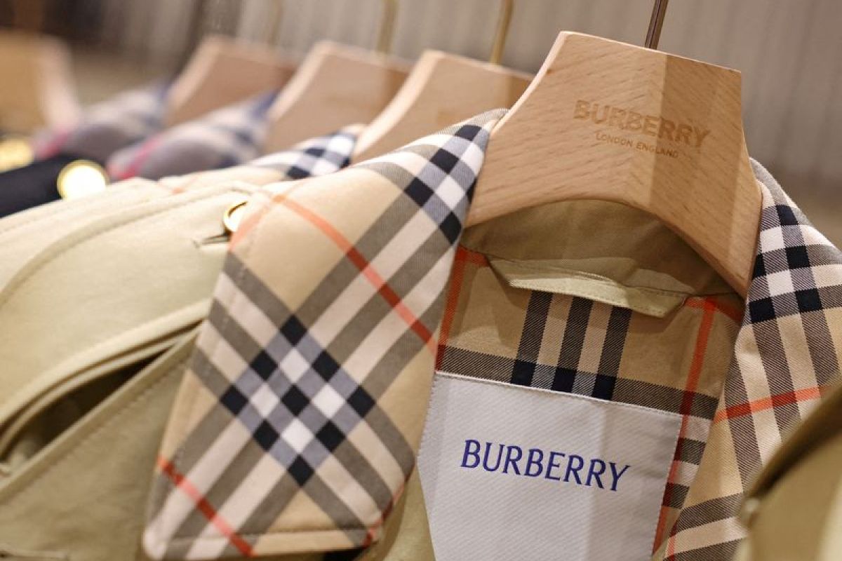 Burberry parie sur les jeunes Chinois et les Américains pour doper ses ventes