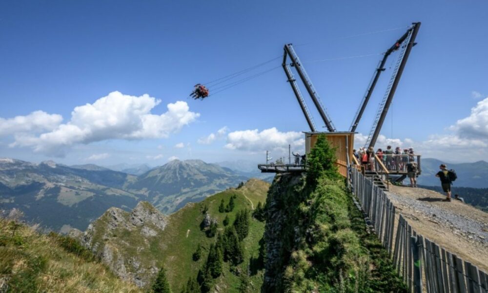 Sur les cimes suisses, une balançoire de 12 mètres défie le vide et réinvente l'été à la montagne