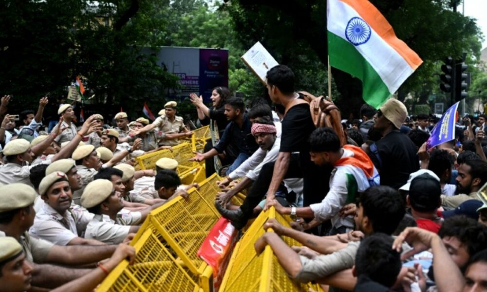 Des milliers d’étudiants indiens marchent sur le Parlement, la police charge à coups de matraque