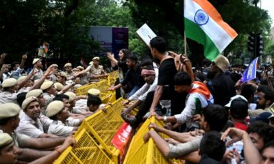 Des milliers d’étudiants indiens marchent sur le Parlement, la police charge à coups de matraque