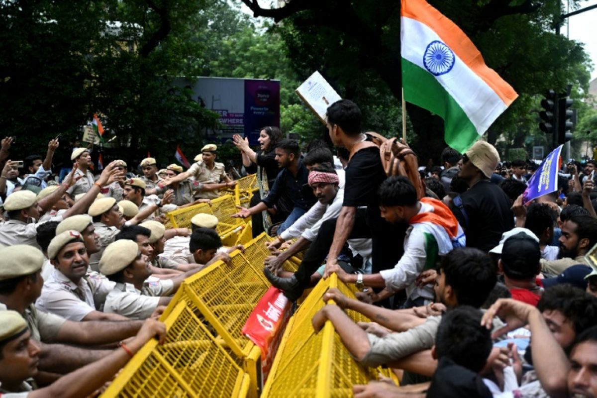 Des milliers d’étudiants indiens marchent sur le Parlement, la police charge à coups de matraque