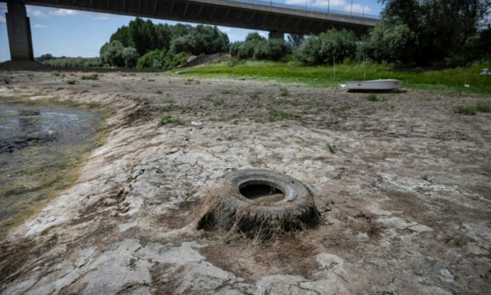 Le grand fleuve s'évapore la vie s'arrête sur ses berges