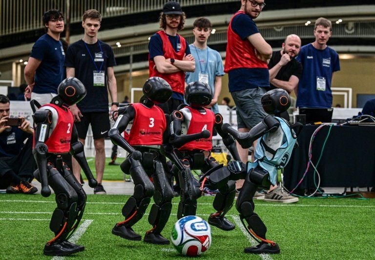 Des robots jouent au foot à Incheon et visent la Coupe du monde 2050