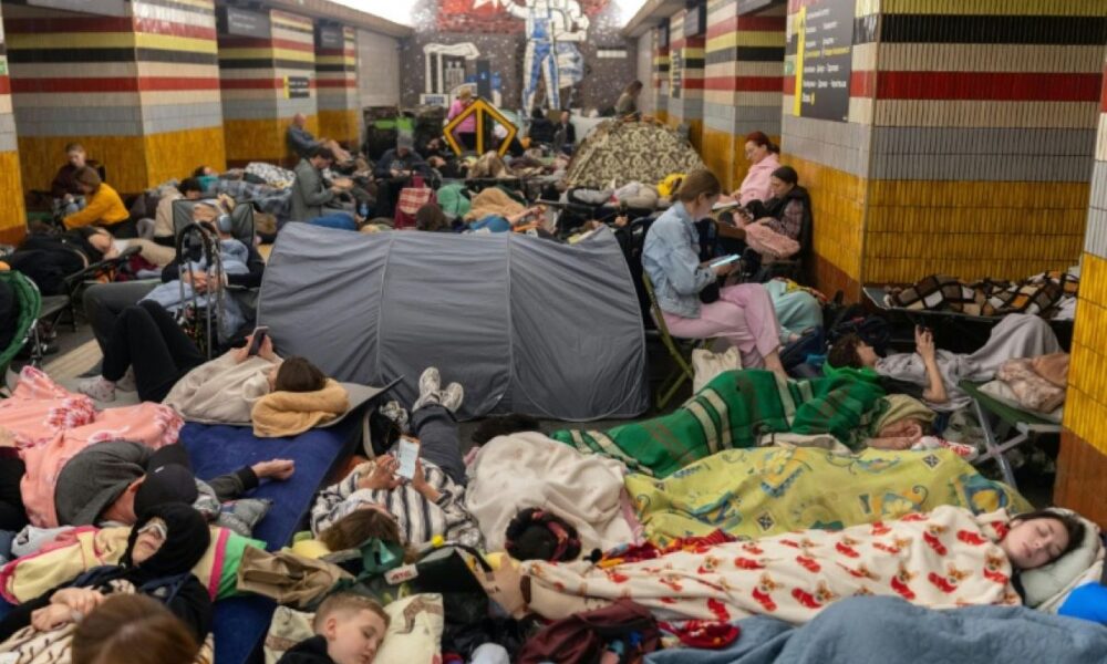 Huit morts dont deux fillettes dans une nuit de frappes russes en Ukraine