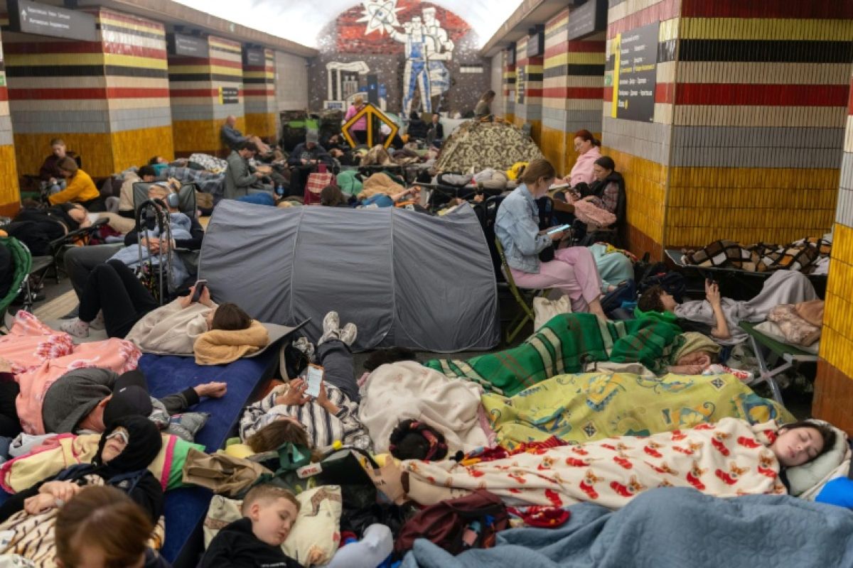 Huit morts dont deux fillettes dans une nuit de frappes russes en Ukraine