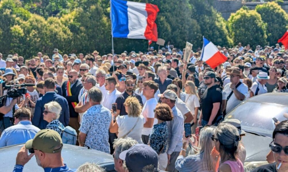 Une mère en colère, une foule en blanc : à Narbonne, l'hommage à Louis vire à la revendication politique