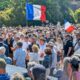 Une mère en colère, une foule en blanc : à Narbonne, l'hommage à Louis vire à la revendication politique