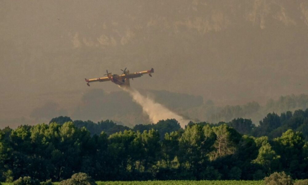 Un feu dévore déjà 800 hectares dans le sud de la France
