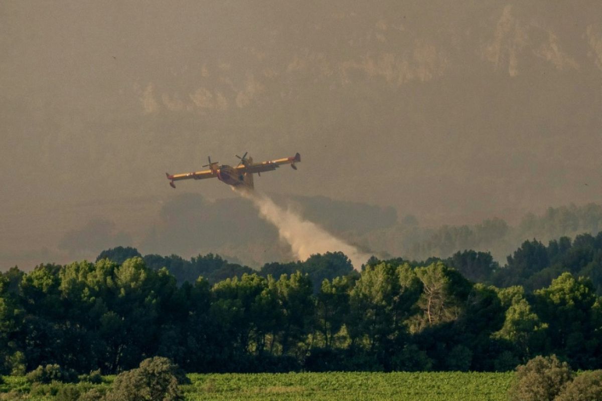 Un feu dévore déjà 800 hectares dans le sud de la France