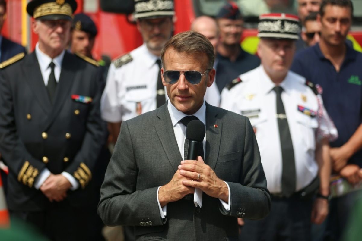 Macron promet une tolérance zéro face au pire incendie depuis 1945
