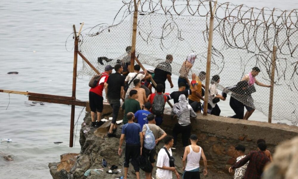 Ceuta submergée par les migrants, Madrid envoie des renforts