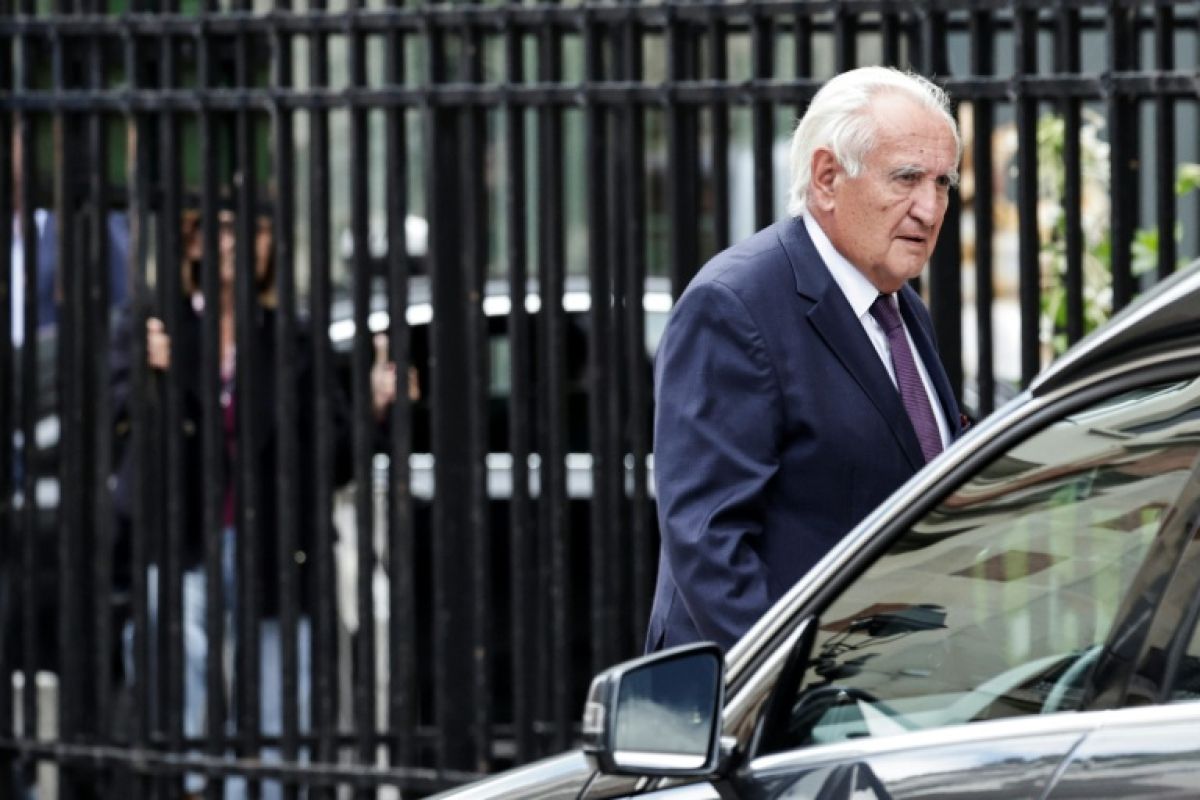 Accident à Paris un motard gravement blessé accuse l'ancien Premier ministre Raffarin de l'avoir laissé sur le bitume