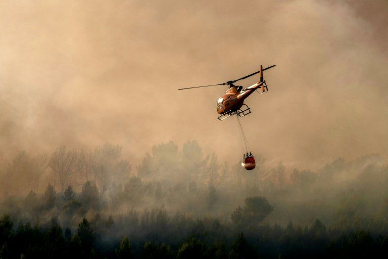Le sud de la France retient son souffle après une nuit de lutte contre les flammes