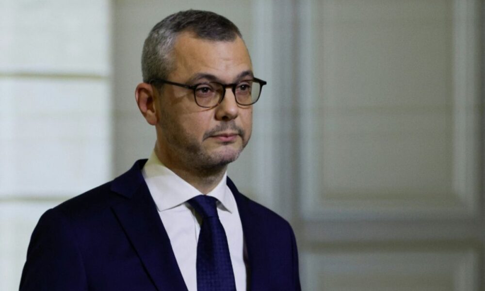 La justice allège les charges contre l’ex-bras droit d’Emmanuel Macron