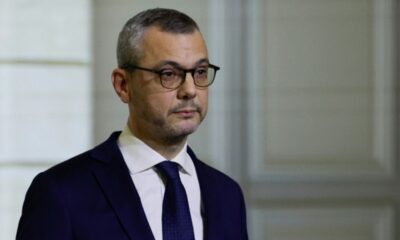 La justice allège les charges contre l’ex-bras droit d’Emmanuel Macron