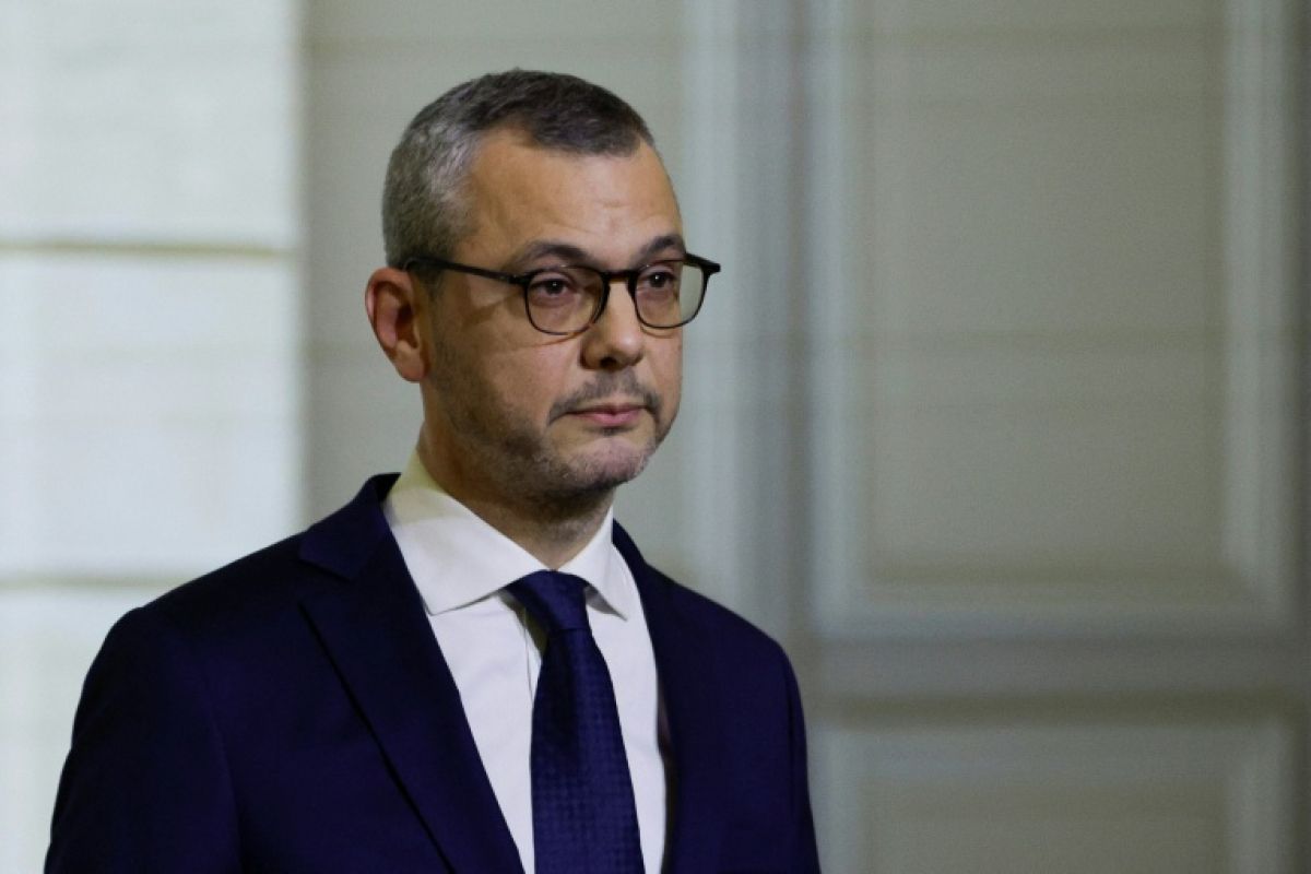 La justice allège les charges contre l’ex-bras droit d’Emmanuel Macron