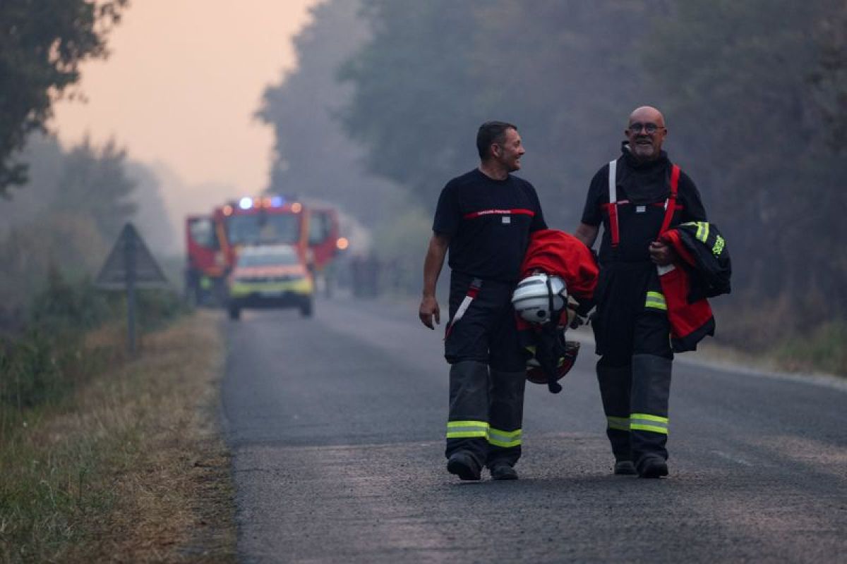 42 000 hectares calcinés en Gironde, la météo s'emballe et menace les pompiers