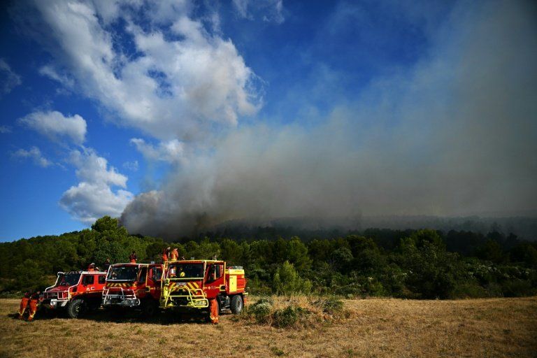 Le feu reprend de force dans l’Aude, le Premier ministre en première ligne