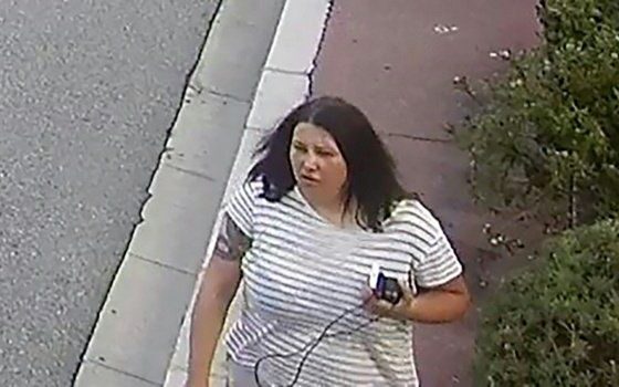 La suspecte au bob noir était une femme grimée en homme