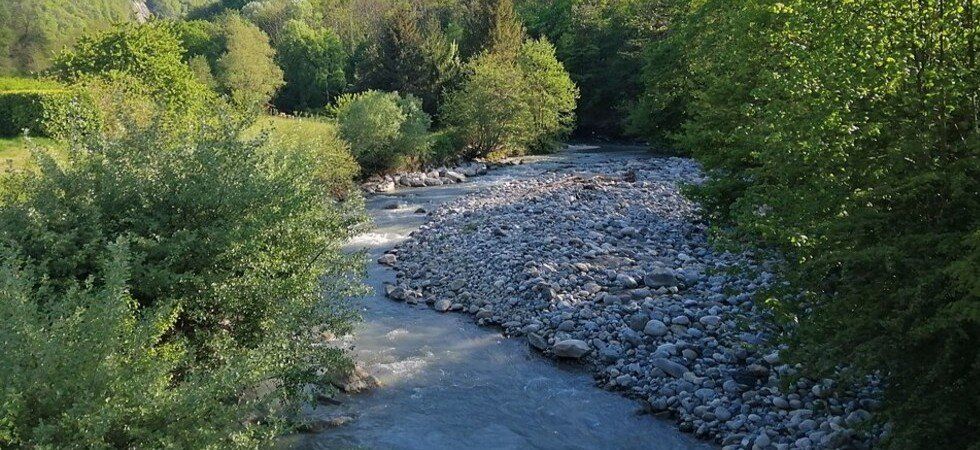 Des élus pris pour cible à coups de pierres pour avoir défendu une rivière en Isère