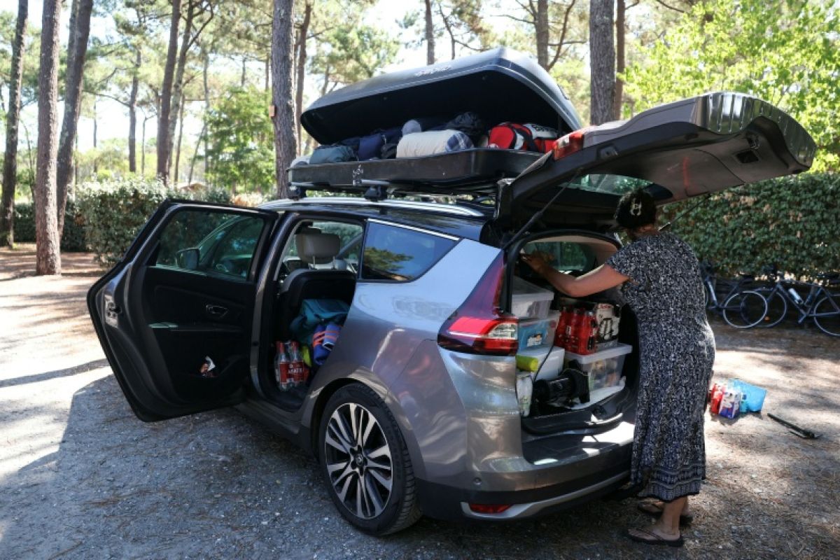 La canicule relance l'enfer des feux en Gironde, des milliers de vacanciers fuient