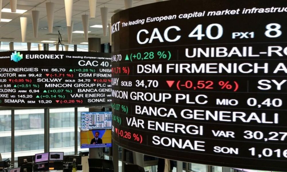 Pétrole à 100 dollars : les Bourses européennes dévissent
