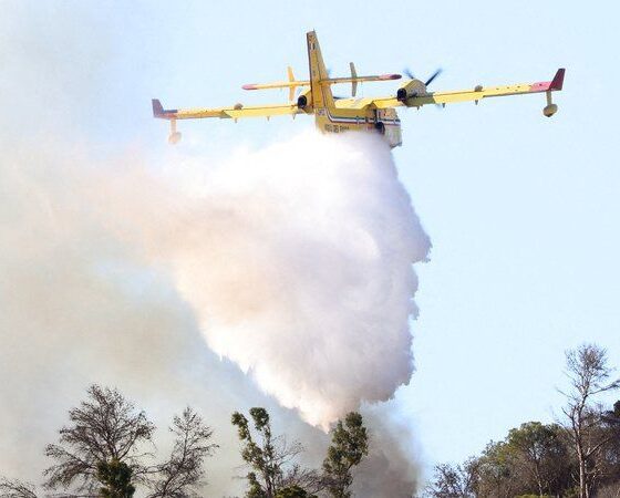 Le vent fait basculer la lutte contre les incendies dans le Sud