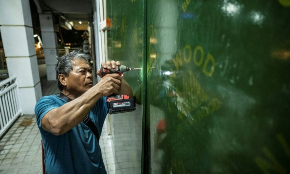 Guam retient son souffle face à un mur d'eau de dix étages