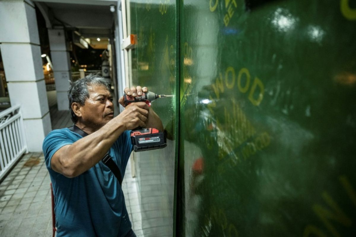 Guam retient son souffle face à un mur d'eau de dix étages