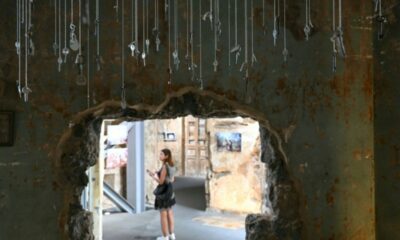 Des clés suspendues au plafond d'un musée racontent les foyers anéantis du sud Liban