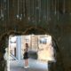 Des clés suspendues au plafond d'un musée racontent les foyers anéantis du sud Liban