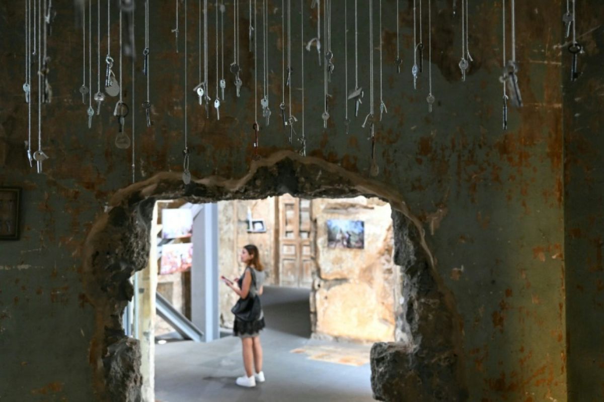 Des clés suspendues au plafond d'un musée racontent les foyers anéantis du sud Liban