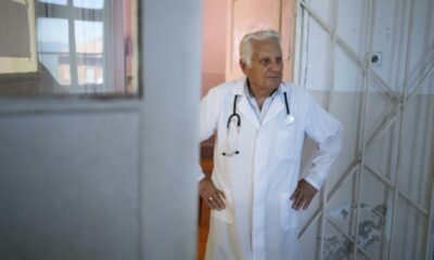 À 90 ans, ce médecin bulgare arpenté encore les routes pour soigner ses patients