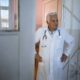 À 90 ans, ce médecin bulgare arpenté encore les routes pour soigner ses patients