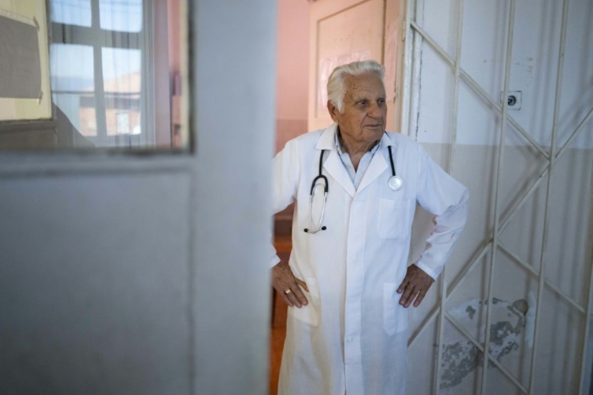 À 90 ans, ce médecin bulgare arpenté encore les routes pour soigner ses patients