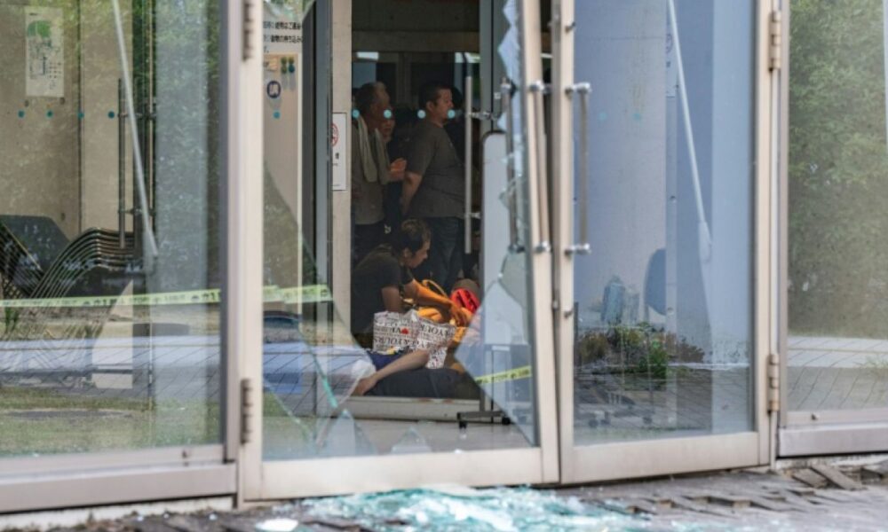 Un centre commercial japonais venait de rouvrir. Un tremblement de terre l'a réduit en miettes.