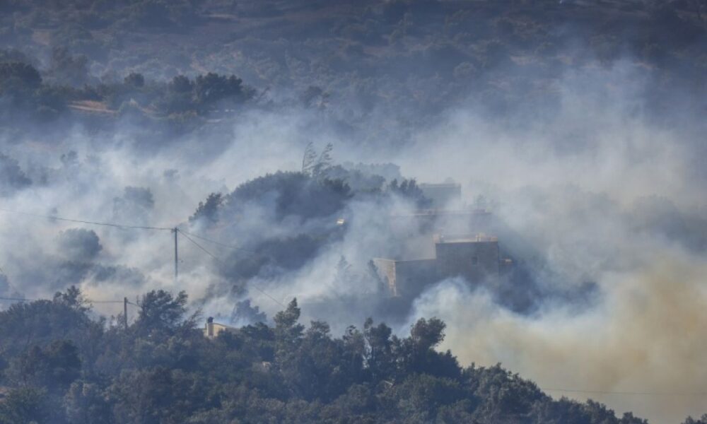 Deux pompiers tués et 8000 évacués, la Crète suffoque sous les flammes