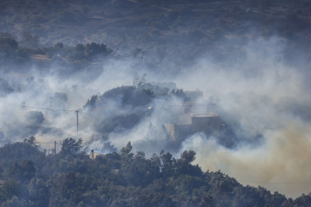 Deux pompiers tués et 8000 évacués, la Crète suffoque sous les flammes