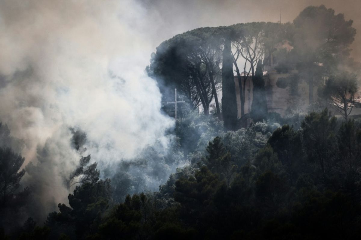 Près de mille pompiers mobilisés face à un feu qui ne lâche rien