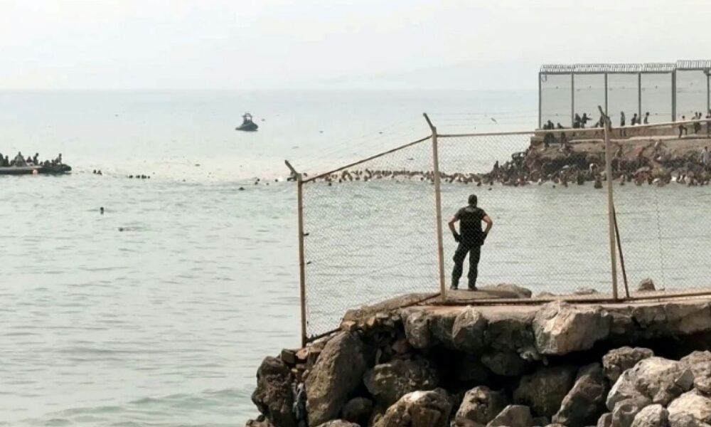 À Ceuta, des centaines de migrants franchissent la frontière par la mer et par terre