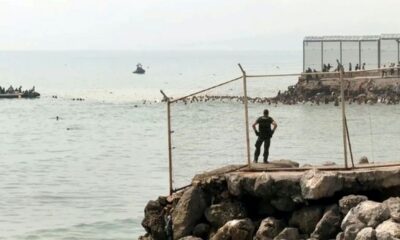 À Ceuta, des centaines de migrants franchissent la frontière par la mer et par terre