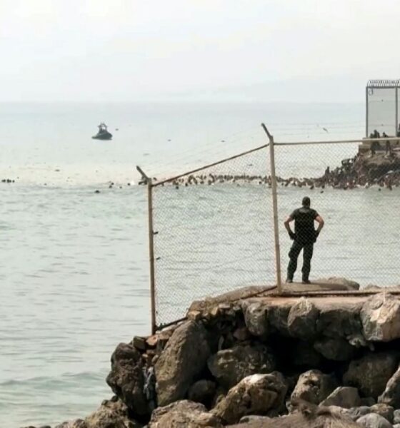 À Ceuta, des centaines de migrants franchissent la frontière par la mer et par terre