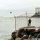 À Ceuta, des centaines de migrants franchissent la frontière par la mer et par terre