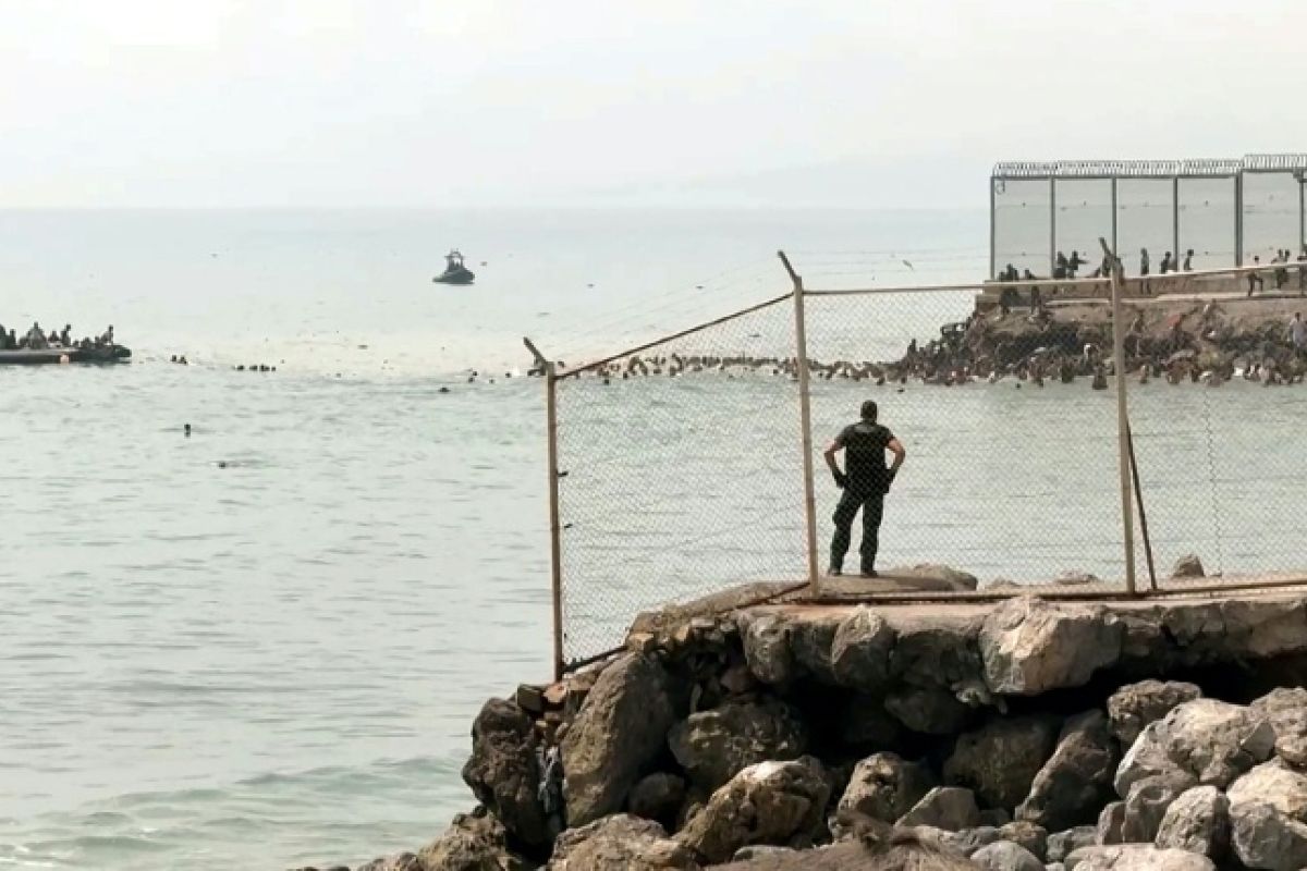 À Ceuta, des centaines de migrants franchissent la frontière par la mer et par terre