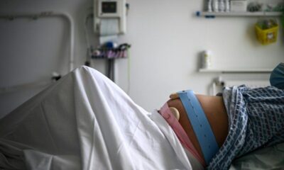 Des pères français veulent que la justice reconnaisse leurs enfants nés par GPA
