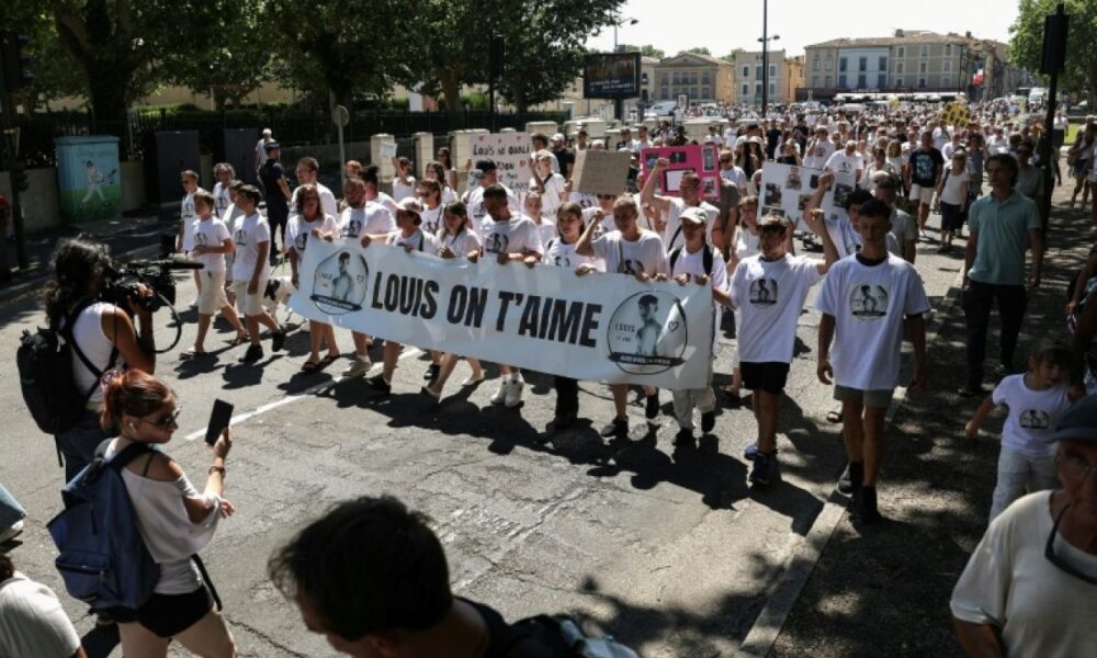 Une ville en deuil marche pour Louis, 17 ans, tué après un guet-apens